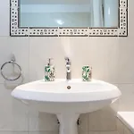 Azure Horizon - Sea View & Free Parking