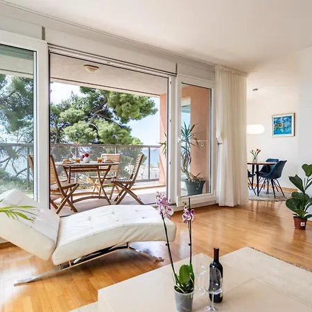 Azure Horizon - Sea View & Free Parking *