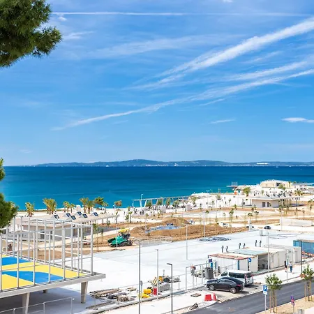 Azure Horizon - Sea View & Free Parking *