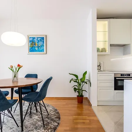 Azure Horizon - Sea View & Free Parking Apartment *
