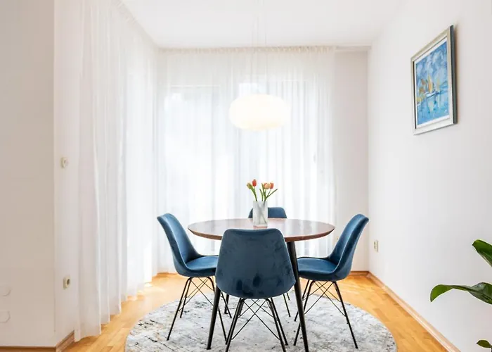 Azure Horizon - Sea View & Free Parking *