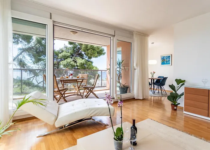 Azure Horizon - Sea View & Free Parking *