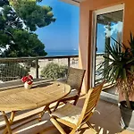 Azure Horizon - Sea View & Free Parking *