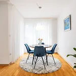 Azure Horizon - Sea View & Free Parking *
